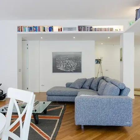 Charming 2 Bedroom Flat Fashion District *