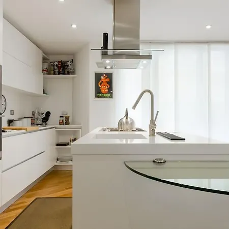 Charming 2 Bedroom Flat Fashion District